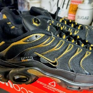 Nike Men's Black and Gold Athletic Shoes